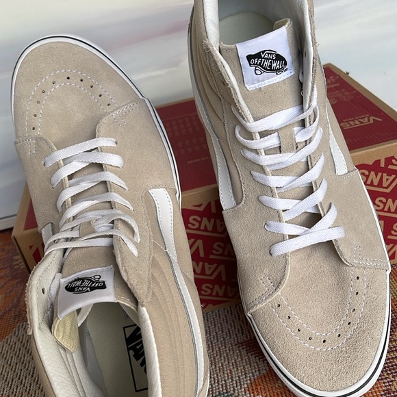 Vans Men’s Sk8-Hi
Color Theory French Oak
VN0005U9BLL
Sneakers - Picture 12 of 16